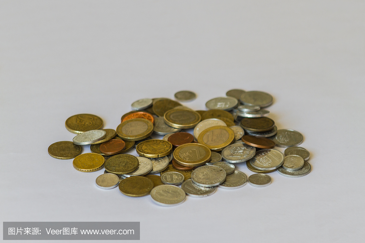 白色背景上的一堆硬币